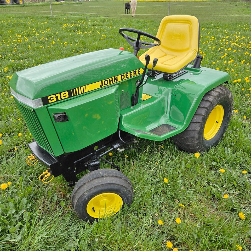 John Deere 318 - Municipal tractor: picture 1 John Deere 318 - Municipal tractor: picture 1