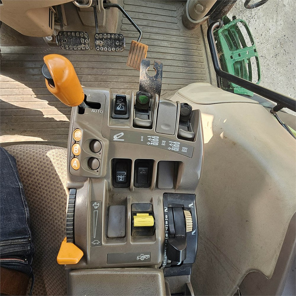 Farm tractor John Deere 6210 R: picture 13