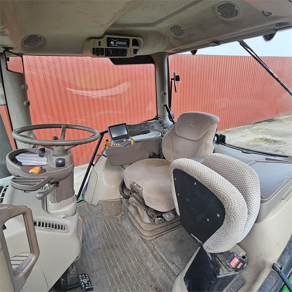 Farm tractor John Deere 6210 R: picture 10