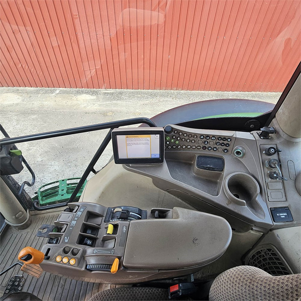 Farm tractor John Deere 6210 R: picture 12