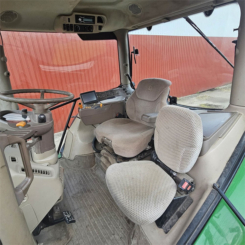 Farm tractor John Deere 6210 R: picture 11