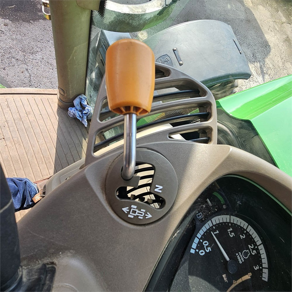 Farm tractor John Deere 6210 R: picture 16