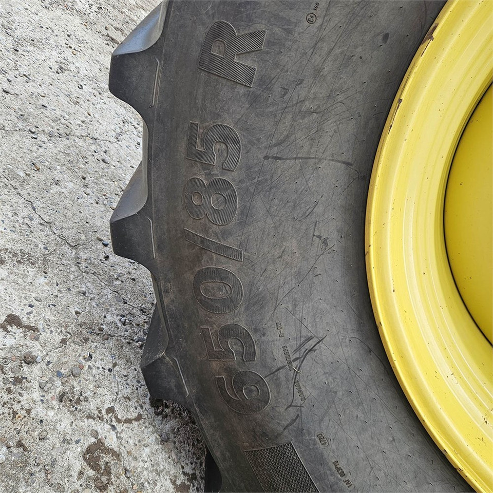 Farm tractor John Deere 6210 R: picture 37