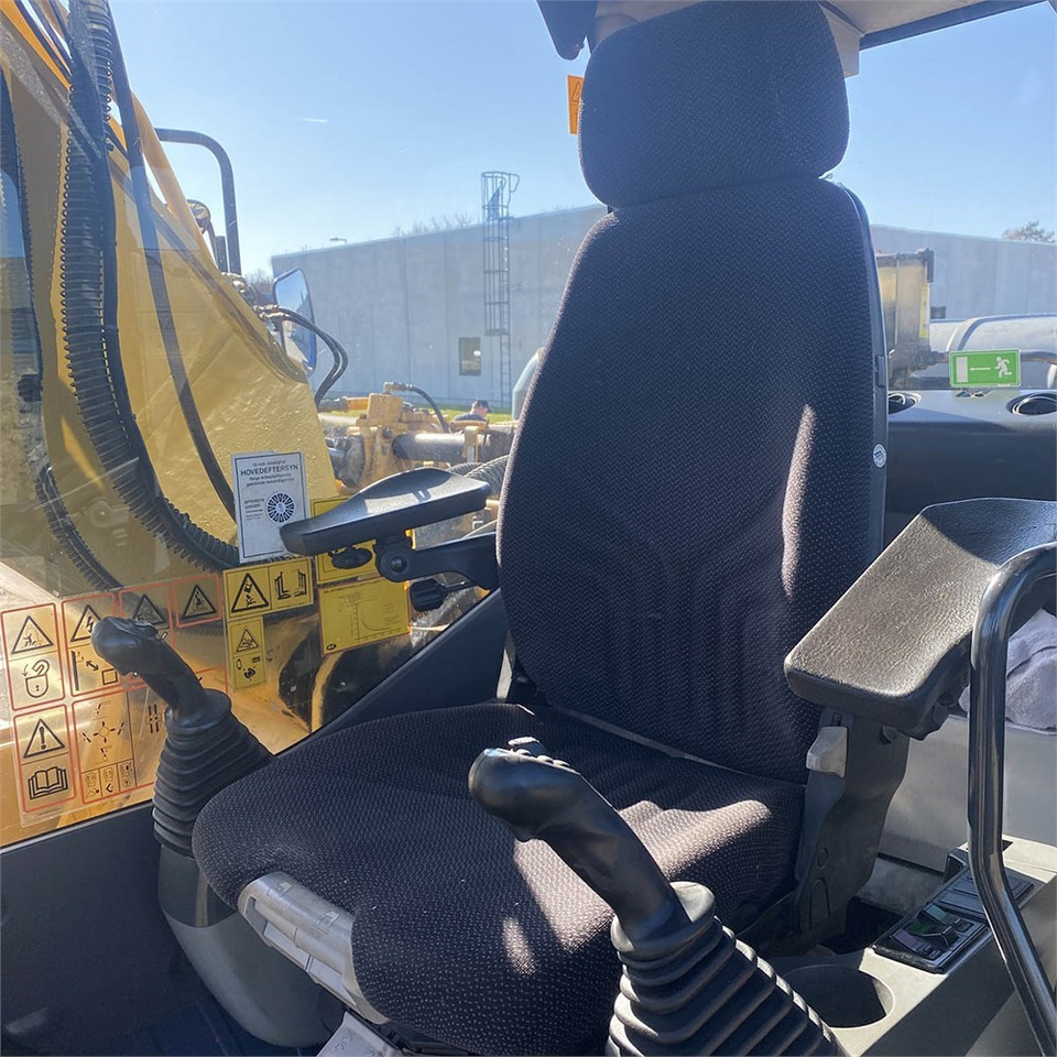 Crawler excavator Komatsu PC210 LC-8K: picture 14