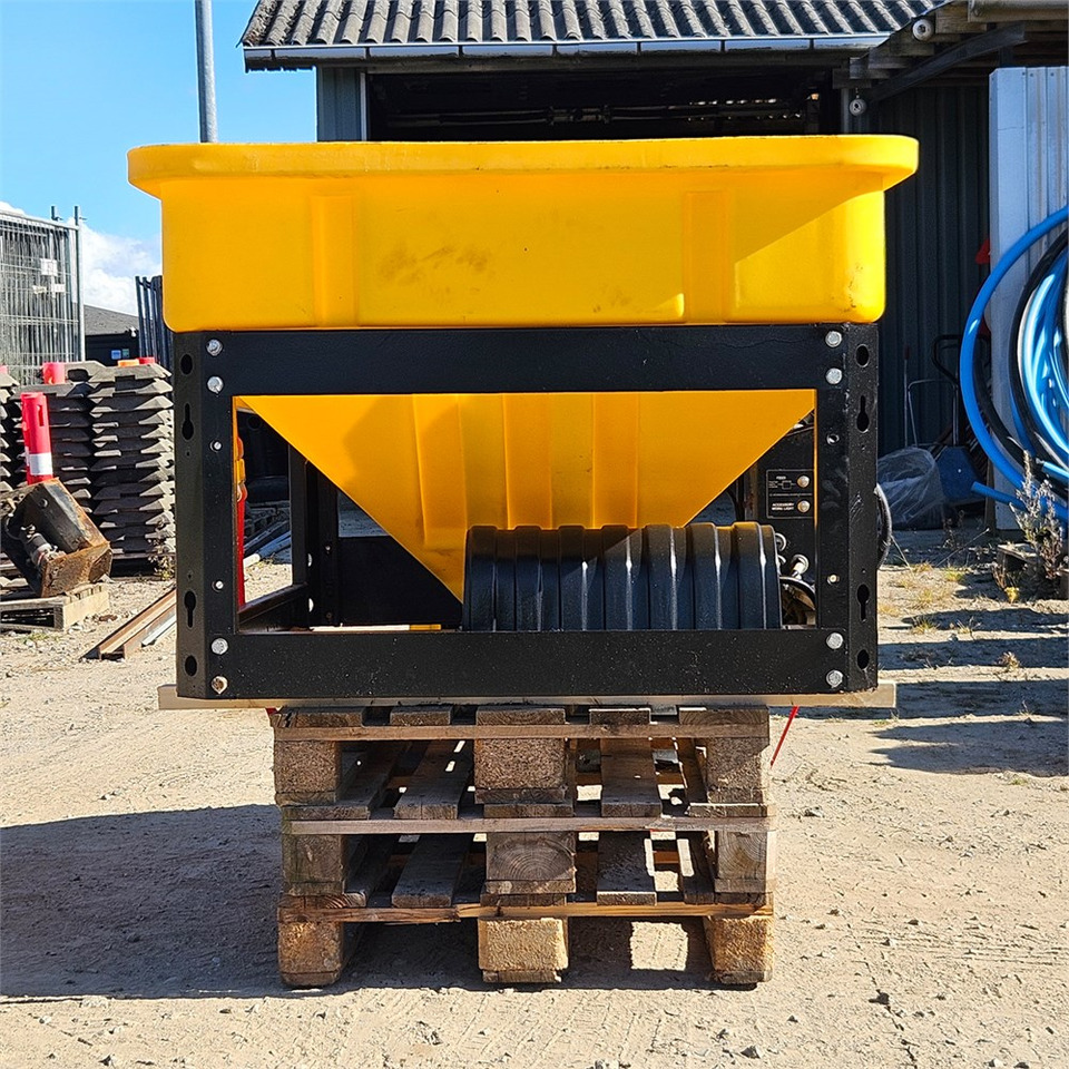 SnowEX V-Maxx 8500 - Sand/ Salt spreader: picture 3 SnowEX V-Maxx 8500 - Sand/ Salt spreader: picture 3