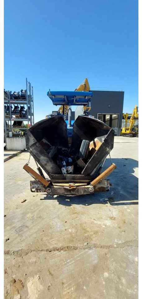 CAT AP355F - Asphalt paver: picture 4 CAT AP355F - Asphalt paver: picture 4