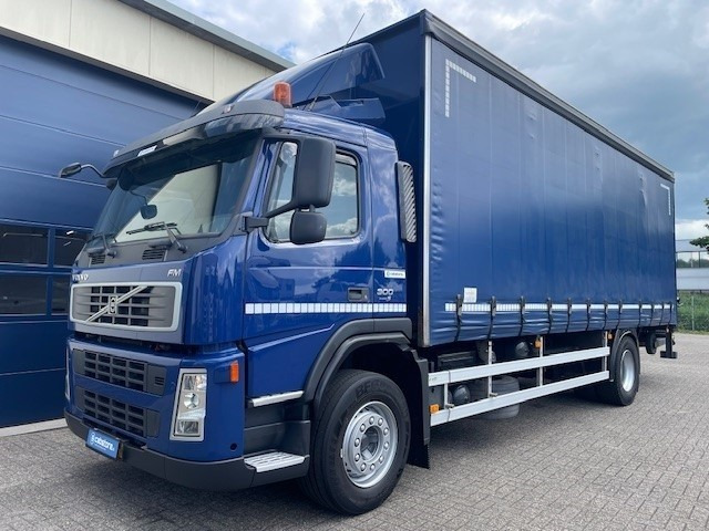 Volvo FM9 4X2R FAL9.0 RAD-A4 Volvo FM300 4x2 Euro 5 bakwagen - Schuifzeilen - Laadklep 2000 kg - Bouwjaar 2008 - Kooi-Aap heftruck - Box van: picture 2 Volvo FM9 4X2R FAL9.0 RAD-A4 Volvo FM300 4x2 Euro 5 bakwagen - Schuifzeilen - Laadklep 2000 kg - Bouwjaar 2008 - Kooi-Aap heftruck - Box van: picture 2