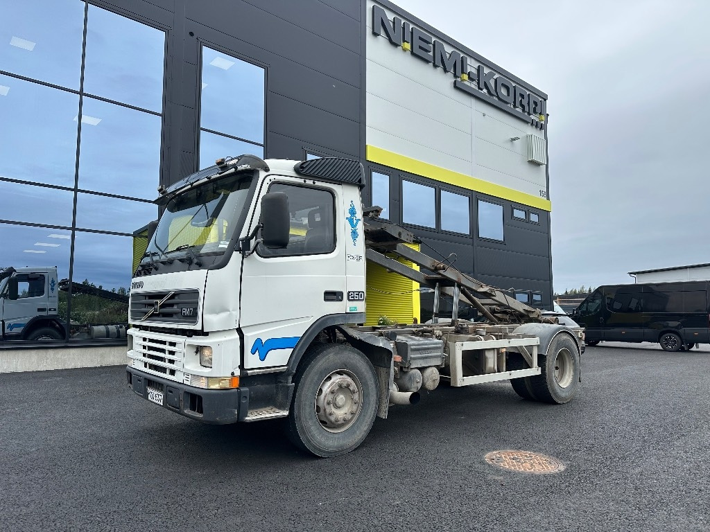 Volvo FM7 4x2 vaijerilaitteilla - Skip loader truck: picture 1 Volvo FM7 4x2 vaijerilaitteilla - Skip loader truck: picture 1