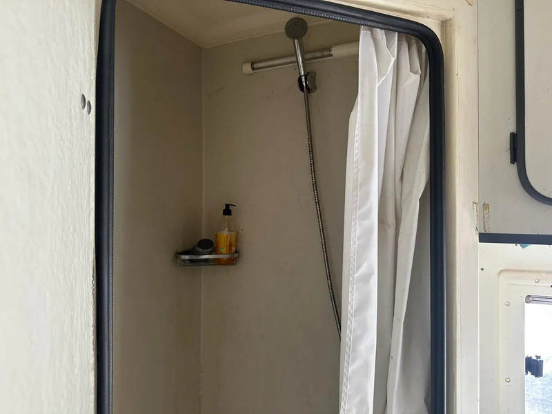 Volvo FL 12.240 BDF ST.AIRCO en Kachel Douche Spoelbak 2x bed - Box truck: picture 5 Volvo FL 12.240 BDF ST.AIRCO en Kachel Douche Spoelbak 2x bed - Box truck: picture 5