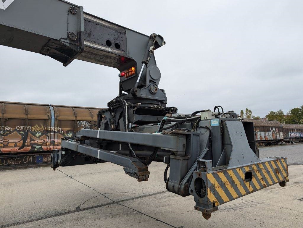 SMV SC4527CA5 - Reach stacker: picture 4 SMV SC4527CA5 - Reach stacker: picture 4