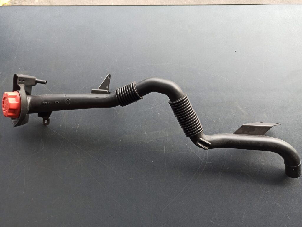 VOLVO OIL FILLER HOSE 21231251 - Engine and parts for Truck: picture 1 VOLVO OIL FILLER HOSE 21231251 - Engine and parts for Truck: picture 1
