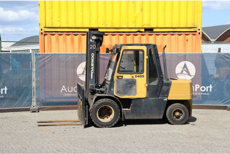 Daewoo D40S-2 - Diesel forklift: picture 1 Daewoo D40S-2 - Diesel forklift: picture 1