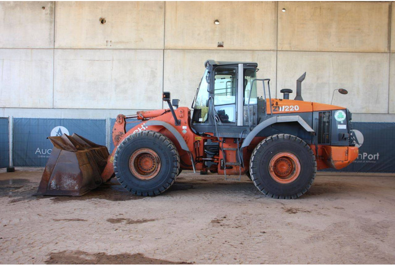 Hitachi ZW220 - Wheel loader: picture 2 Hitachi ZW220 - Wheel loader: picture 2