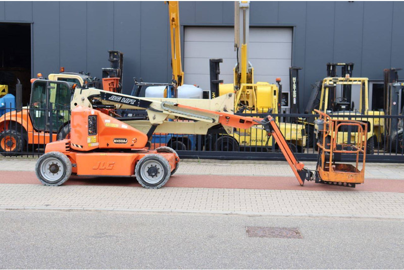 JLG M450AJ - Articulated boom: picture 2 JLG M450AJ - Articulated boom: picture 2