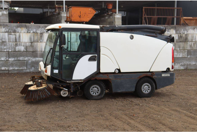 Johnston 142A 101T - Road sweeper: picture 1 Johnston 142A 101T - Road sweeper: picture 1