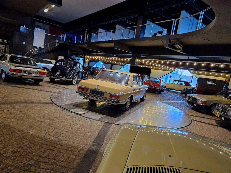 Mercedes-Benz 200-serie 200 (W115) /8 - Sedan: picture 4 Mercedes-Benz 200-serie 200 (W115) /8 - Sedan: picture 4