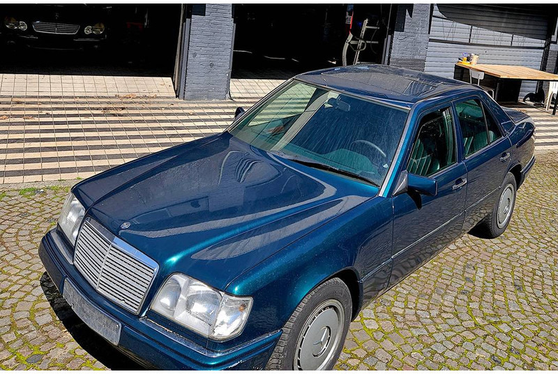 Mercedes-Benz E-Klasse 200D Automatic - Car: picture 4 Mercedes-Benz E-Klasse 200D Automatic - Car: picture 4