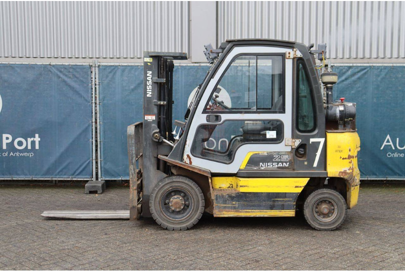 Nissan 25 - Diesel forklift: picture 2 Nissan 25 - Diesel forklift: picture 2