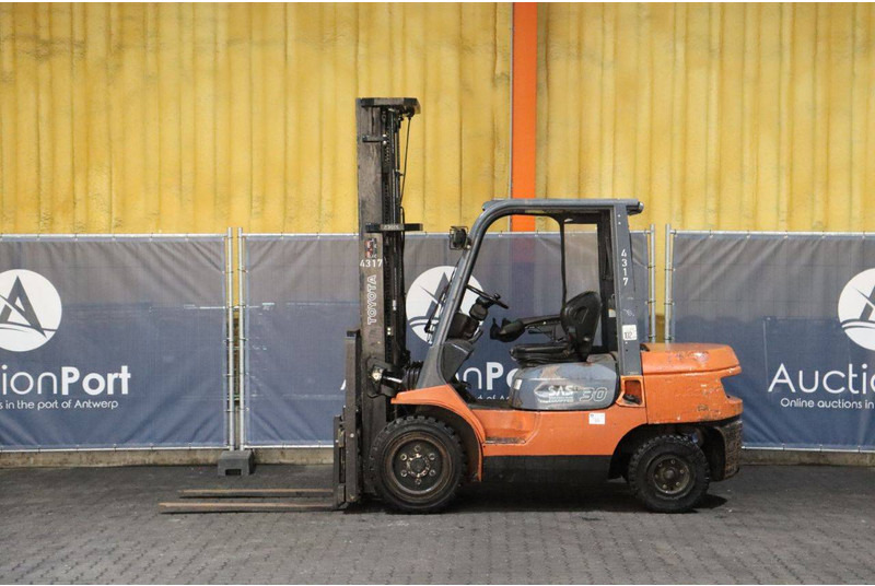 Toyota 02-7FDF30 - Diesel forklift: picture 2 Toyota 02-7FDF30 - Diesel forklift: picture 2