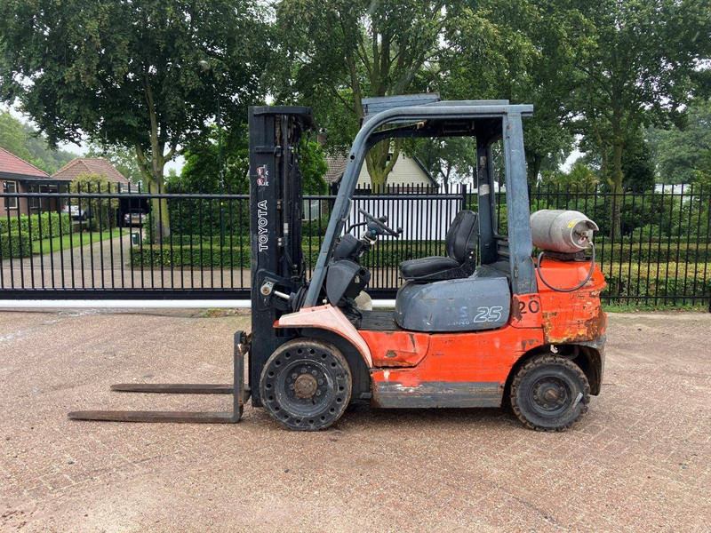 Toyota 42-7FGF25 - LPG forklift: picture 2 Toyota 42-7FGF25 - LPG forklift: picture 2