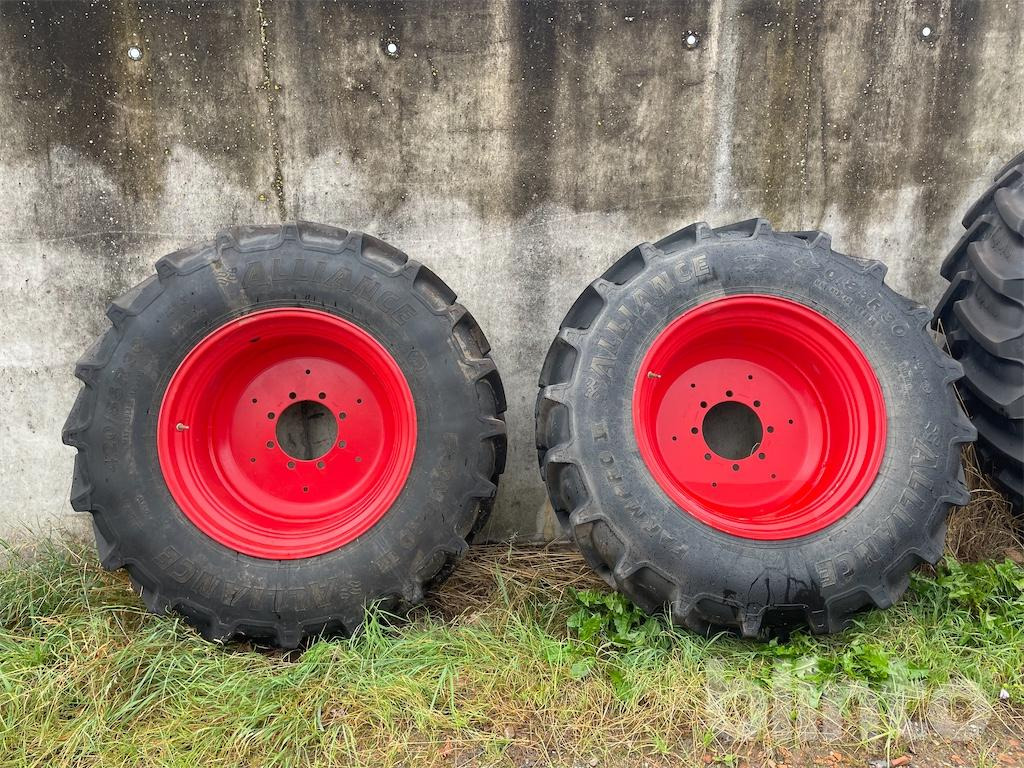 Alliance-(vorne) & BKT-(hinten) - Wheel and tire package for Agricultural machinery: picture 3 Alliance-(vorne) & BKT-(hinten) - Wheel and tire package for Agricultural machinery: picture 3
