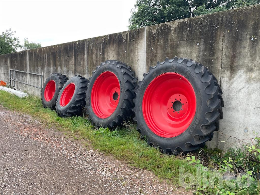 Alliance-(vorne) & BKT-(hinten) - Wheel and tire package for Agricultural machinery: picture 2 Alliance-(vorne) & BKT-(hinten) - Wheel and tire package for Agricultural machinery: picture 2