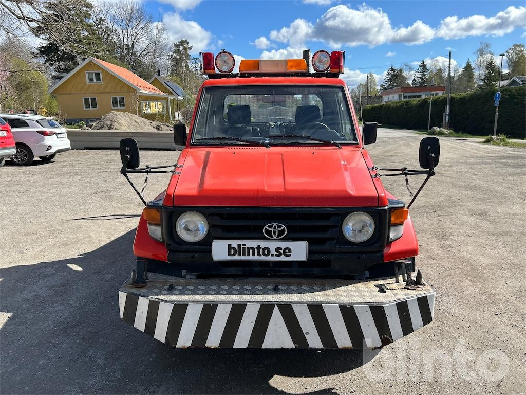 Garagebärgare / TOYOTA LAND CRUISER 70 P - Tow truck: picture 2 Garagebärgare / TOYOTA LAND CRUISER 70 P - Tow truck: picture 2