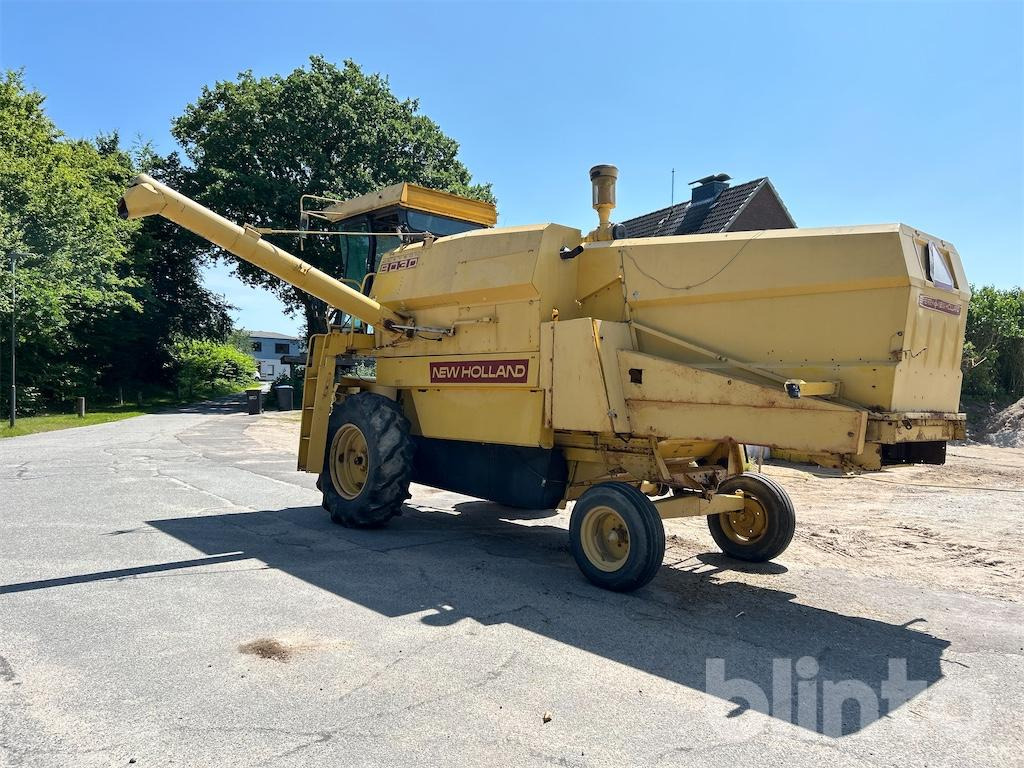 New Holland 8030 (1985) - Combine harvester: picture 3 New Holland 8030 (1985) - Combine harvester: picture 3