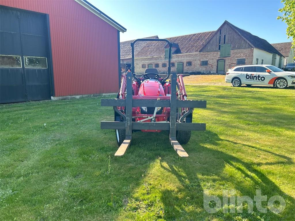 TYM HST T353 - 545 timmar - 2 redskap - Farm tractor: picture 2 TYM HST T353 - 545 timmar - 2 redskap - Farm tractor: picture 2