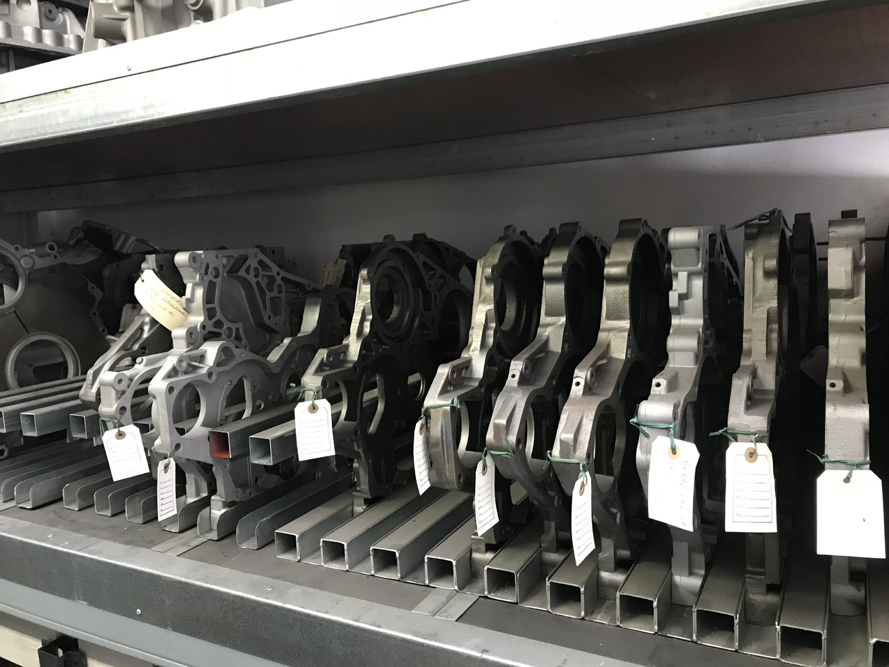 PORTELLE / SCATOLE / COPERCHI DISTRIBUZIONE MAN - Spare parts for Truck: picture 3 PORTELLE / SCATOLE / COPERCHI DISTRIBUZIONE MAN - Spare parts for Truck: picture 3