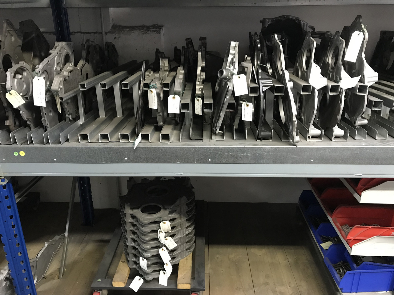 PORTELLE / SCATOLE / COPERCHI DISTRIBUZIONE MAN - Spare parts for Truck: picture 2 PORTELLE / SCATOLE / COPERCHI DISTRIBUZIONE MAN - Spare parts for Truck: picture 2