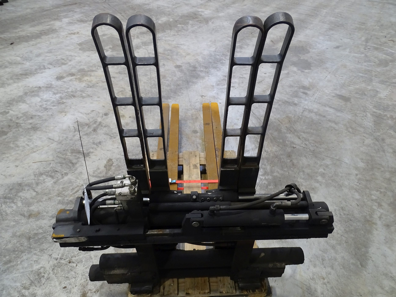 Durwen DPK30C - Forks for Material handling equipment: picture 3 Durwen DPK30C - Forks for Material handling equipment: picture 3