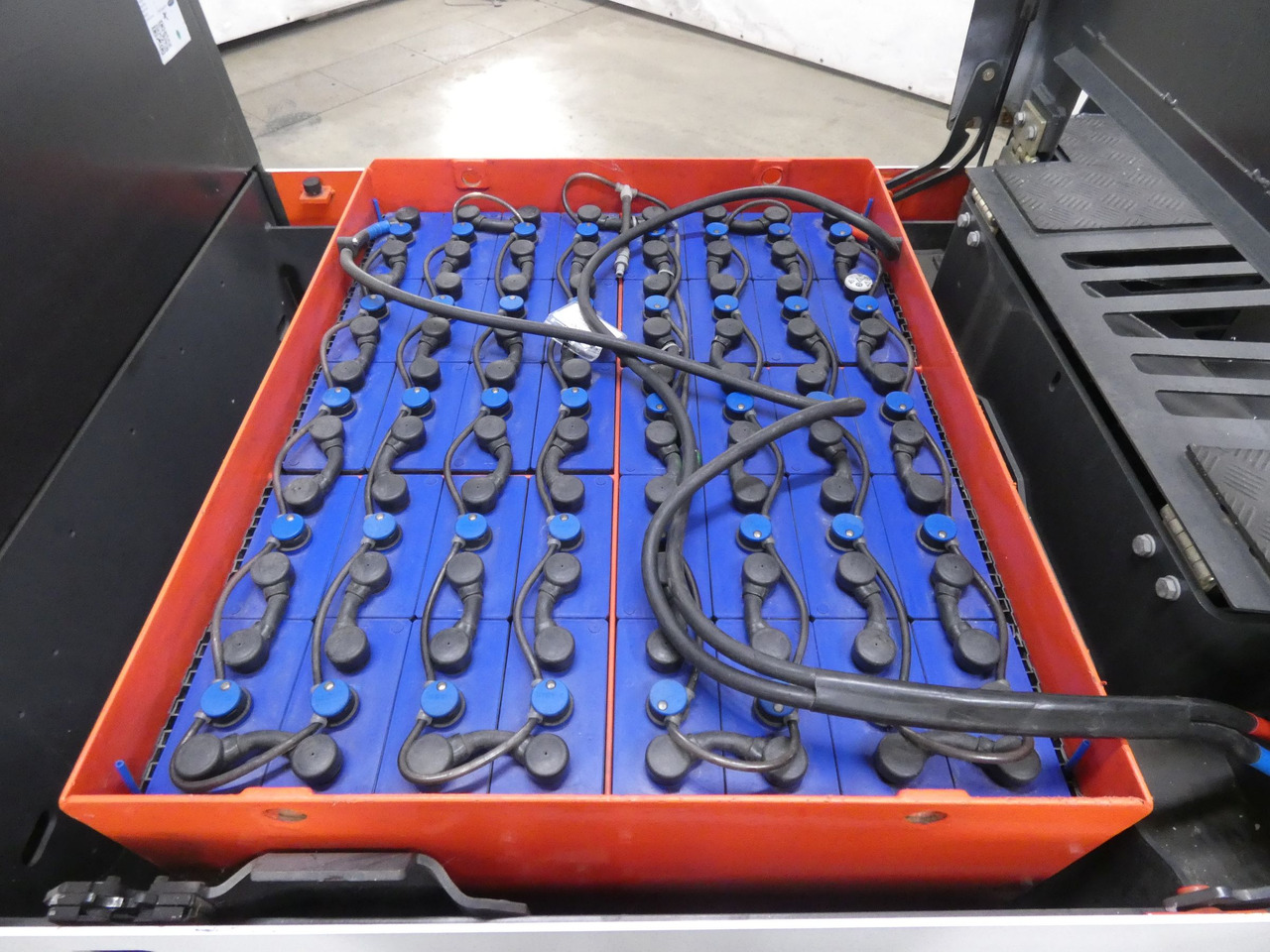 Linde P250 - Tow tractor: picture 4 Linde P250 - Tow tractor: picture 4