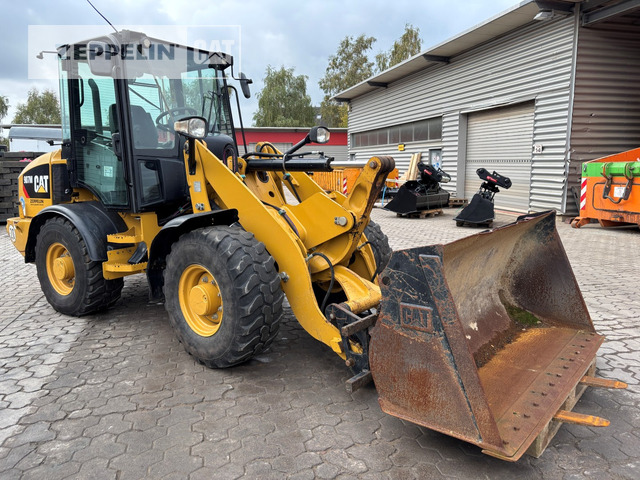 Wheel loader Cat 907M: picture 1
